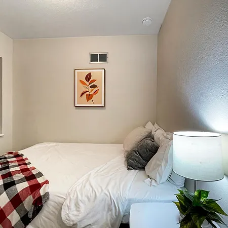 Chic 2Br - 2 Min From Icubs Apartamento